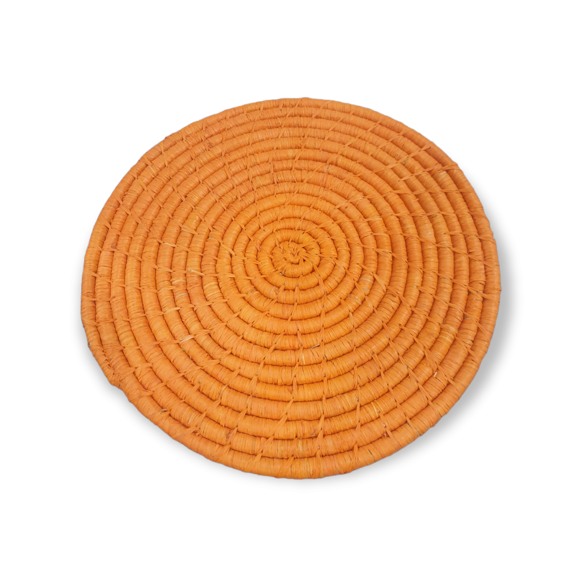 Håndflettet bordbrikke i sirkelmønster i orange